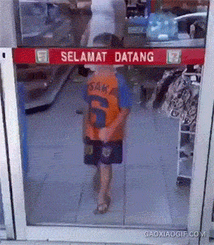 搞笑gif趣图:小胖子销魂舞步,表情也是很到位!