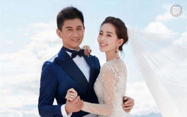 17岁年龄差的吴奇隆刘诗诗现身机场,穿情侣装