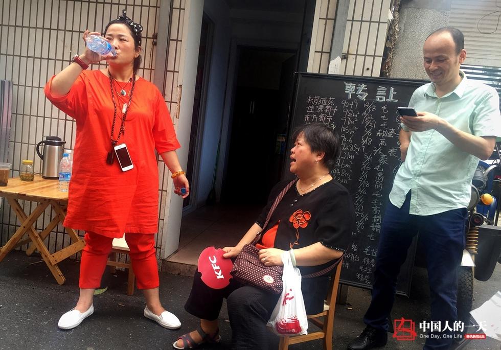 房产中介独自打拼 为了供儿子上贵族学校