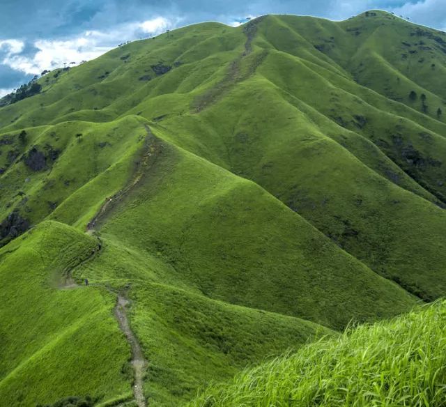 景观   第三阶梯上极高峰云集   而我国境内适宜徒步越野的山脊路线