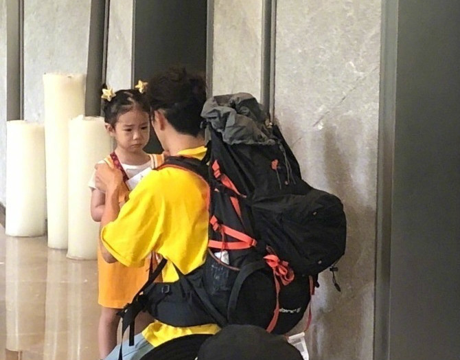 戚薇女儿扎丸子头录节目,容貌神态简直神复制