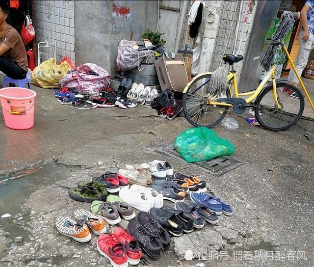 68岁的她靠捡废品在深圳月入过万,在垃圾桶里捡旧衣服
