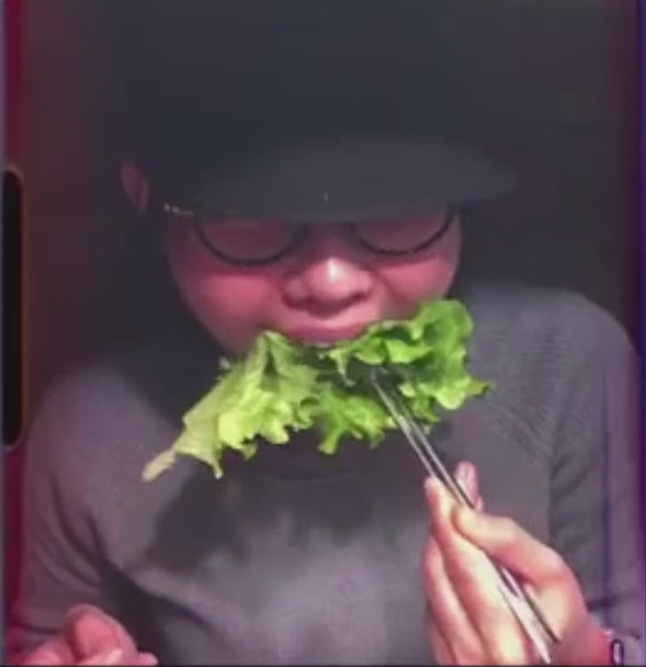 白百何懒理带小鲜肉回家传闻,晒魔性吃烤肉视