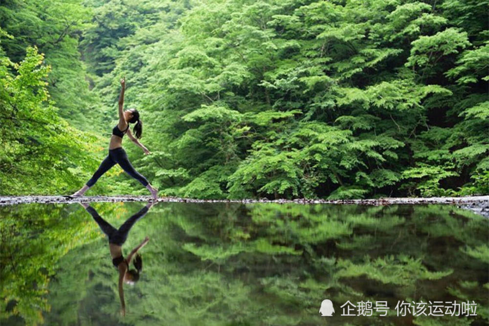 youko是日本的一名专业级瑜伽教师,热衷于户外瑜伽推广,图为youko在