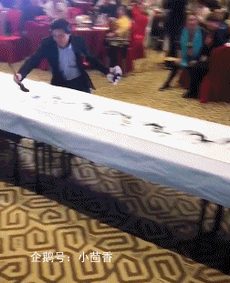 这位书法大师一顿操作全场拍手叫好,可是谁能告诉我他写的是什么字啊