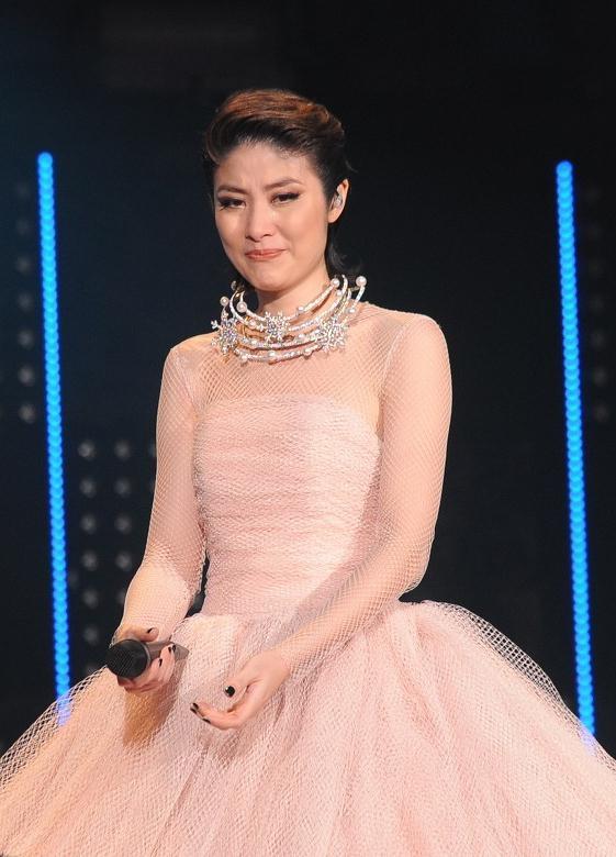 2009年,她更成为首位香港女歌手获演唱会主办商邀请到韩国开个人售票