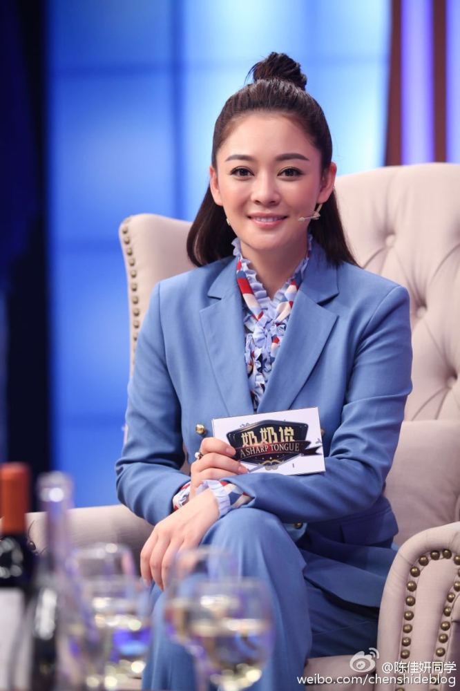 主持网络综艺脱口秀节目《奶奶说》,犀利毒舌的表现也为她收获了高