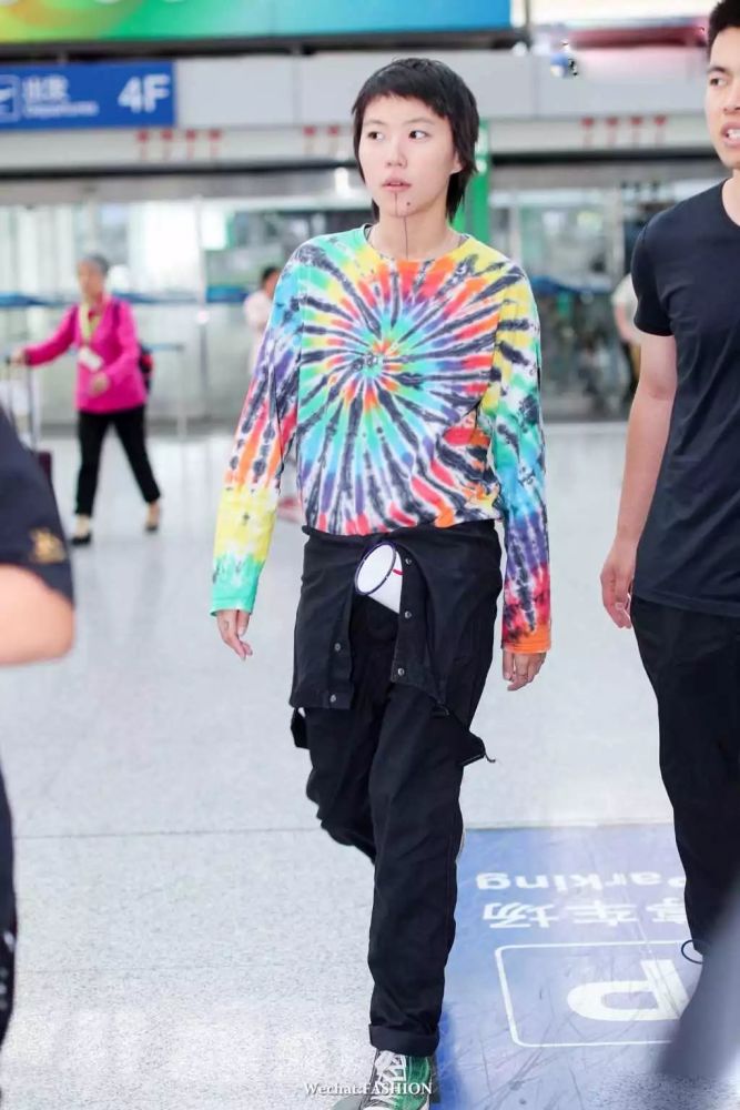 刘诗诗夫妇穿情侣装喂狗粮 窦靖童杯子挂腰间