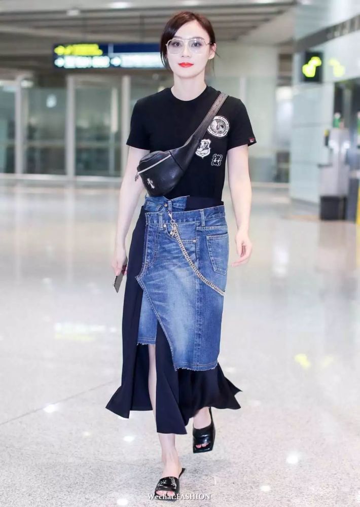 刘诗诗夫妇穿情侣装喂狗粮 窦靖童杯子挂腰间