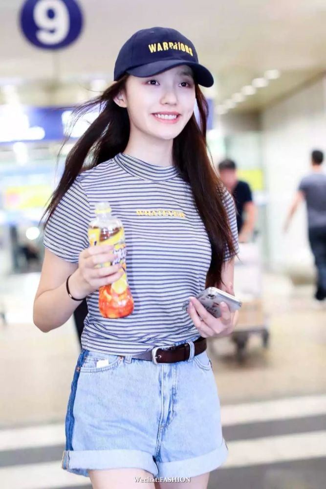 刘诗诗夫妇穿情侣装喂狗粮 窦靖童杯子挂腰间