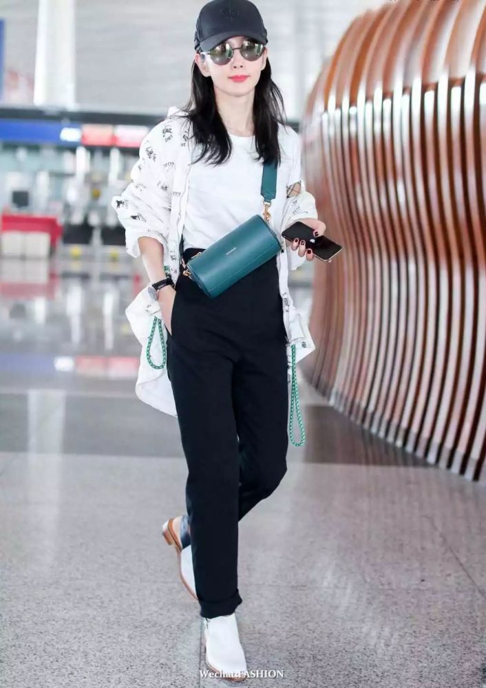 刘诗诗夫妇穿情侣装喂狗粮 窦靖童杯子挂腰间
