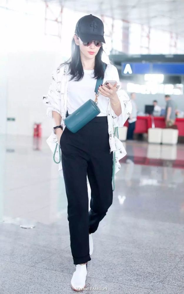 刘诗诗夫妇穿情侣装喂狗粮 窦靖童杯子挂腰间