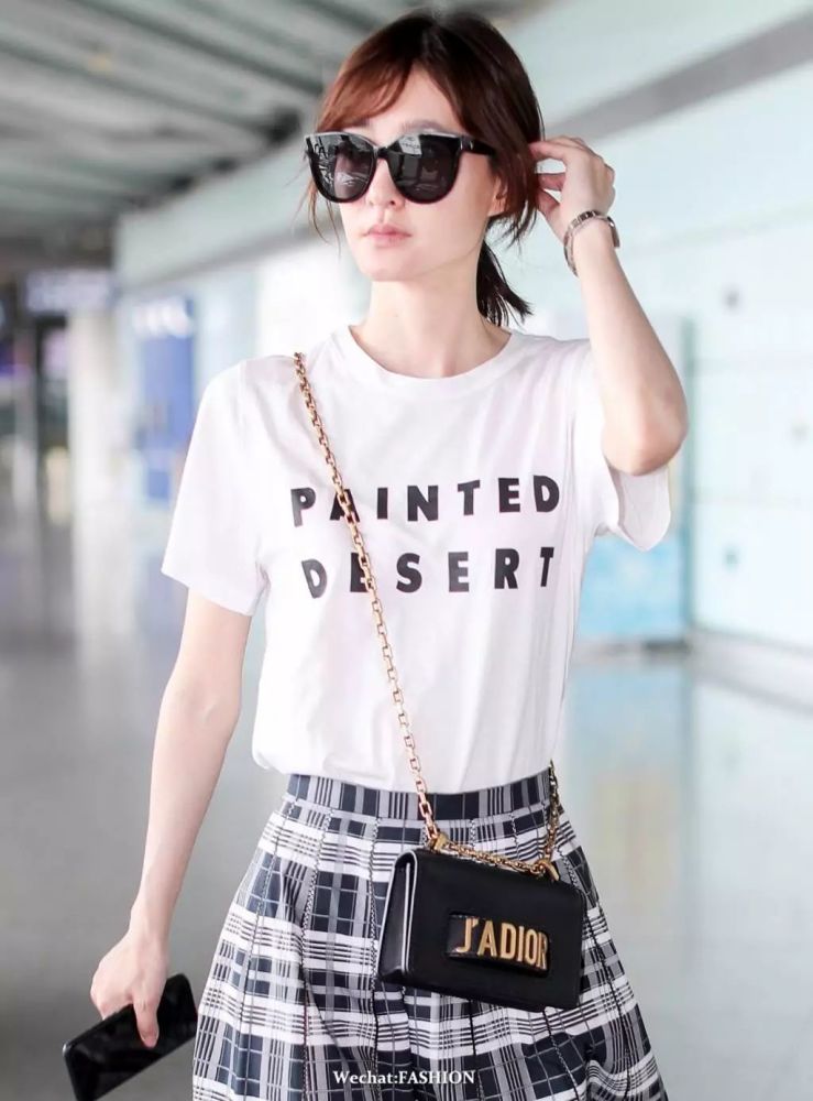 刘诗诗夫妇穿情侣装喂狗粮 窦靖童杯子挂腰间