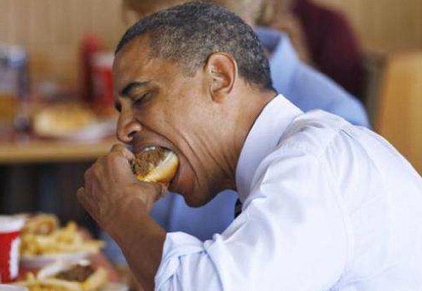 奥巴马吃东西,大口的吃,看起来非常有食欲
