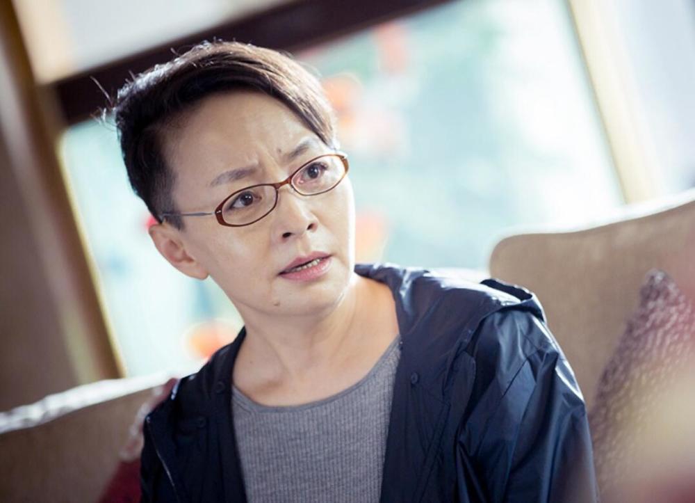 宋丹丹街边请客零排场：红酒水烟热聊寒暄，大口吃肉还上手剔牙