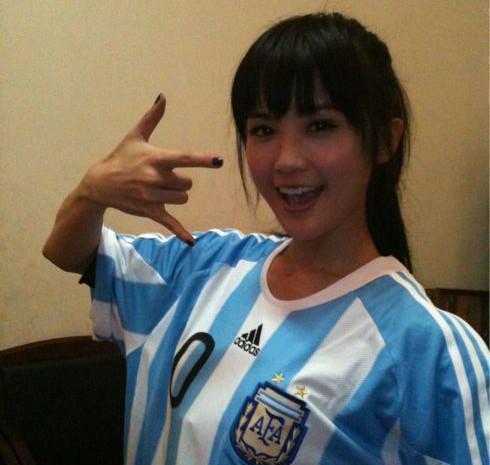 哪些明星也迷梅西、C罗?李易峰、张靓颖、章