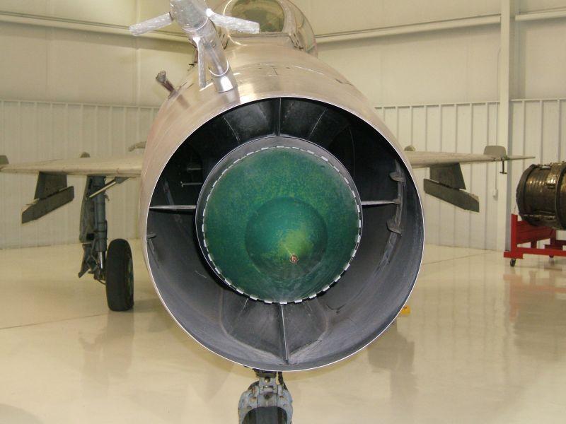 歼7的发展经验:进气口设计影响雷达安装