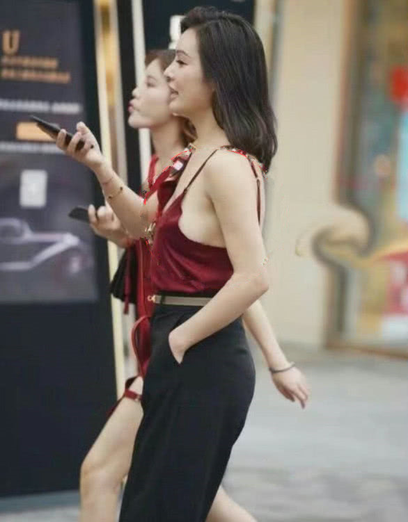 妹子穿的衣服这么透明,跟蚊帐有啥区别,看着尴尬啊