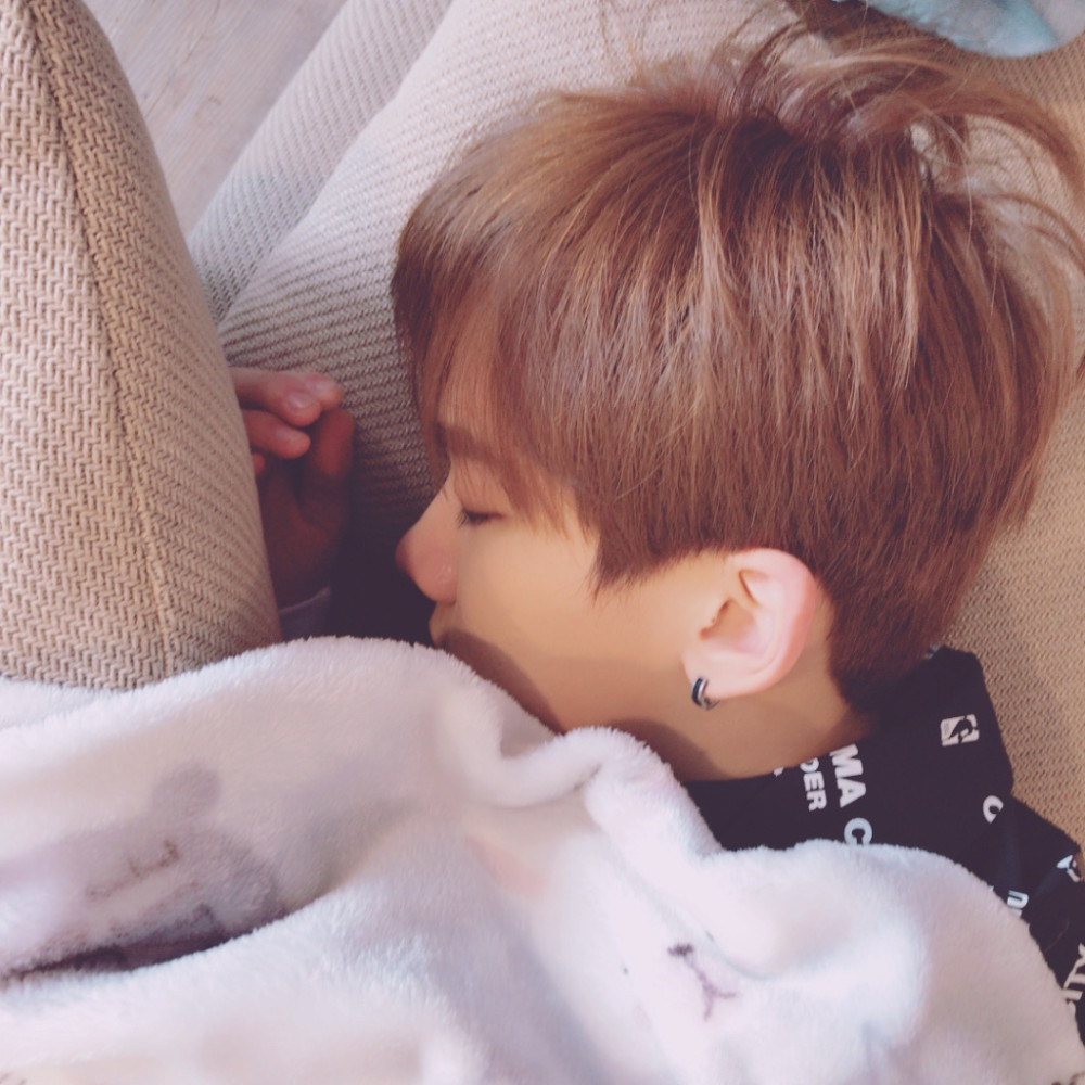 来品品月华七子的睡颜,范丞丞乖巧贾富贵迷人