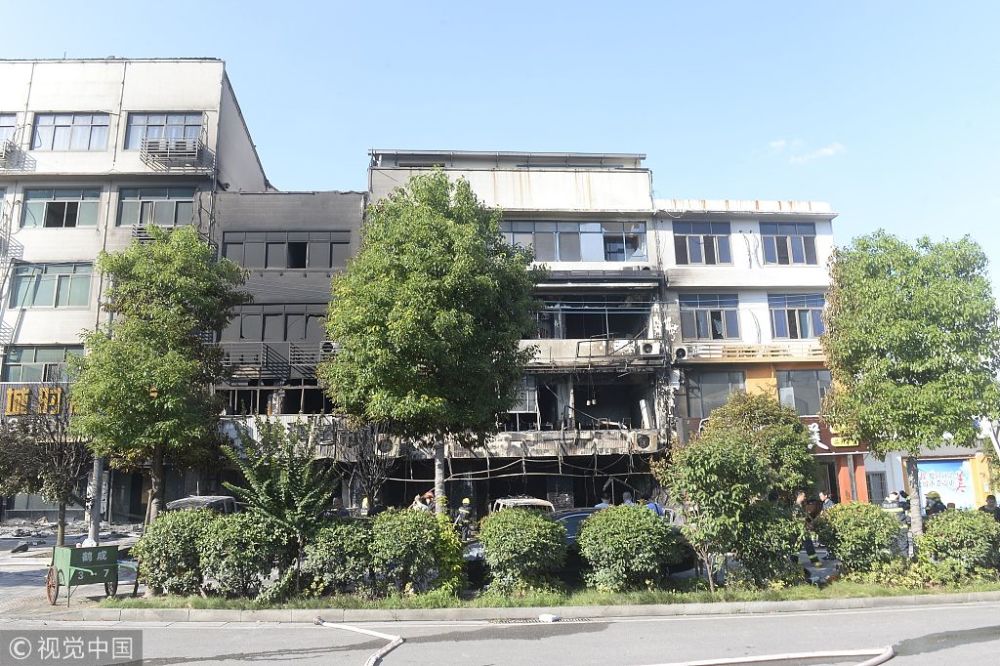 面包车发生火灾引燃周边车辆和商铺 火灾过火