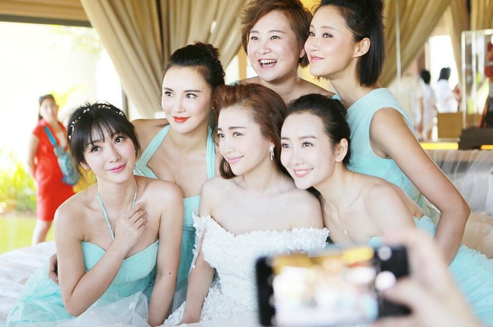 吕一的伴娘团由高露,王力可,刘芸等担任伴娘,可.