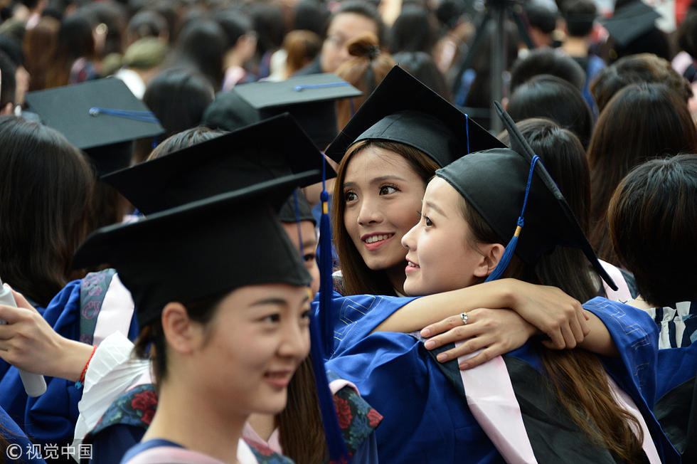 中国传媒大学毕业典礼 高颜值学生抢镜