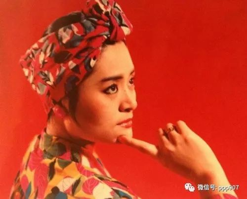 曾击败毛阿敏得第一，却被掉包后隐退娱乐圈，今当钟点工养活女儿