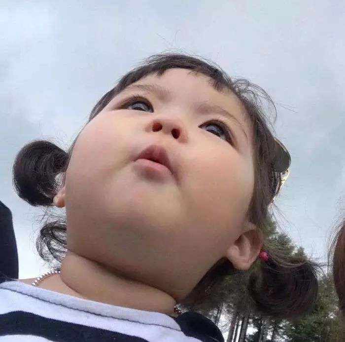 这个小女孩靠着一张软绵绵的小脸蛋走红,看过的人都想