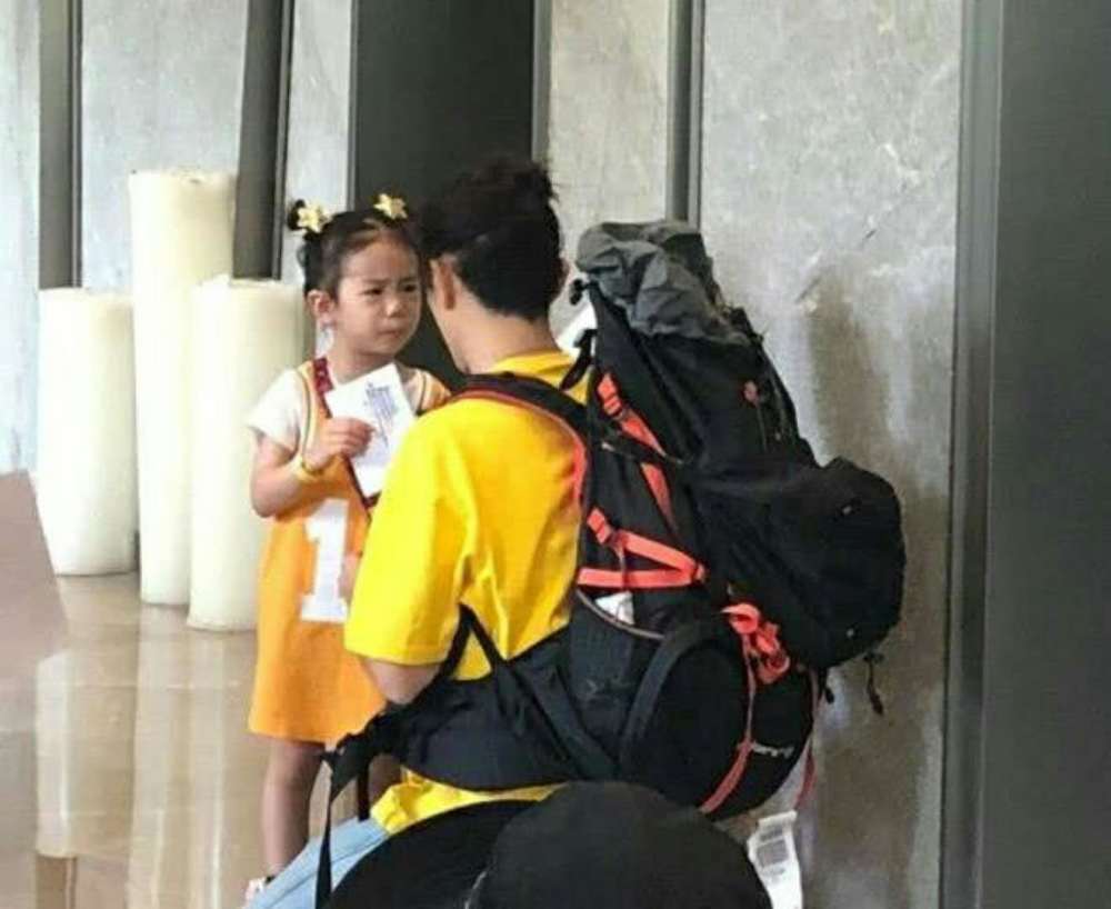 网友偶遇戚薇商场挑香水,网友:又到了冰箱存货