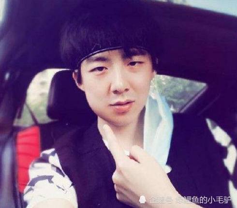 抖音最火组合户外直播,主唱因撩妹被打,网友