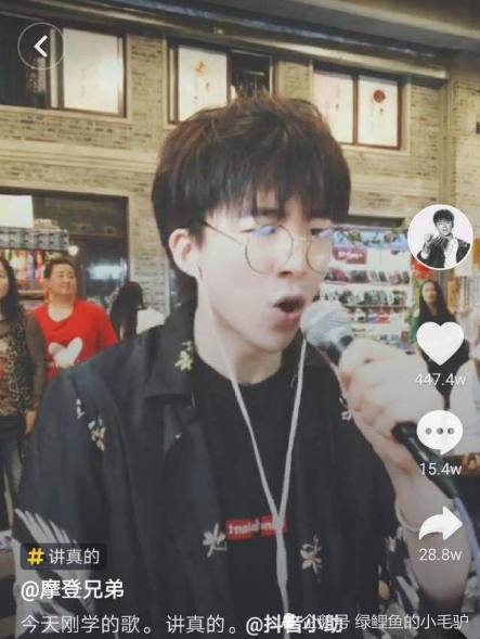 抖音最火组合户外直播,主唱因撩妹被打,网友