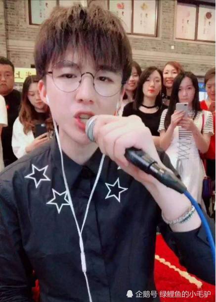 抖音最火组合户外直播,主唱因撩妹被打,网友