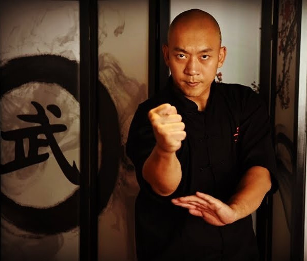 香港动作演员继单手劈石头后 再展示徒手劈砖头