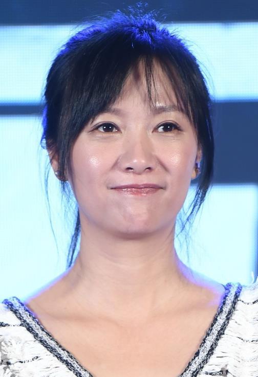 徐静蕾现身某活动,纯素颜出镜,网友:纯素颜都这么美,化妆了的话得迷倒