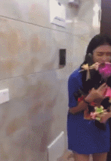 妹子收到黄瓜茄子的礼物后,开心的不得了