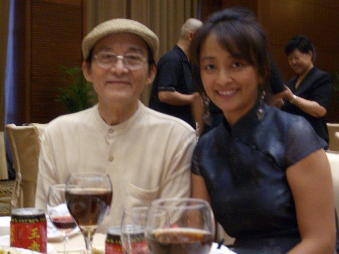 86岁的济公游本昌人老心不老,与90后齐跳鸭子舞
