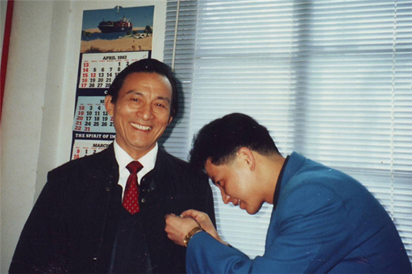 86岁的济公游本昌人老心不老,与90后齐跳鸭子舞