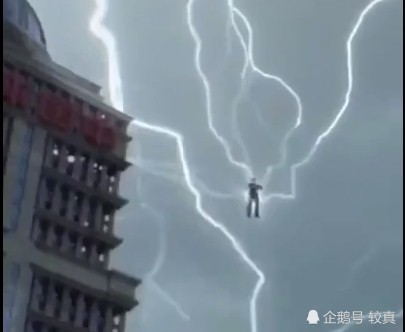 较真 |青岛暴雨有人被雷劈了的假视频,还要骗