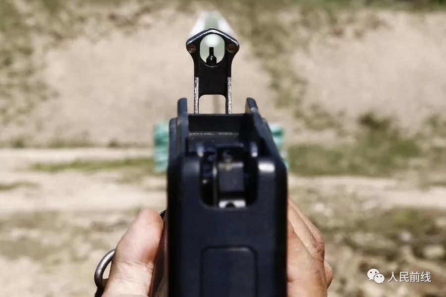 95—1式自动步枪,在实弹射击时采用的是机械瞄准具瞄准,视力通过觇孔