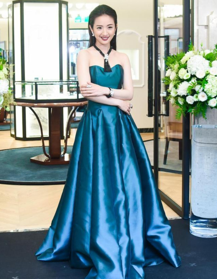 林依晨穿墨绿色礼服现身,选错口红色号显老气