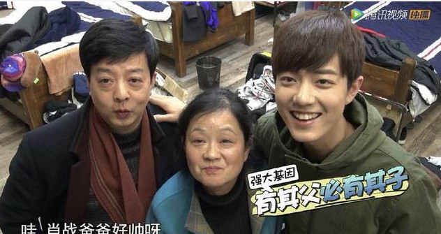 黄景瑜妈妈大长腿抢镜 朱正延和爸爸共脸