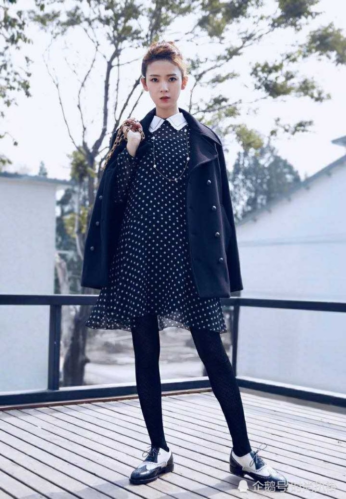 杨颖又出来带货啦!大热天穿迪奥早秋系列大衣