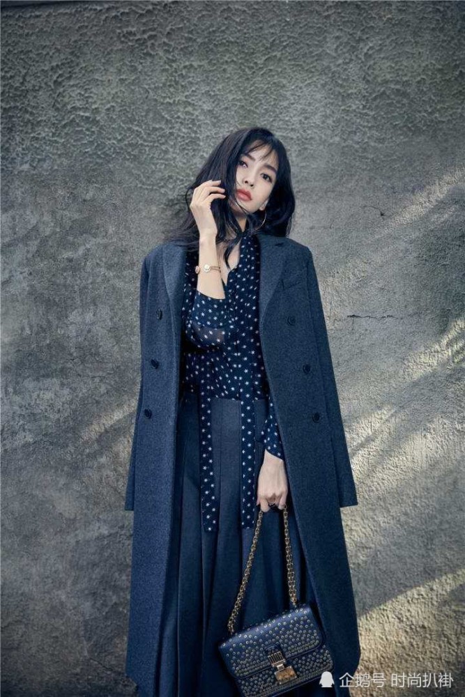 杨颖又出来带货啦!大热天穿迪奥早秋系列大衣