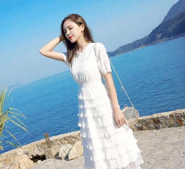 街拍:图3白色连衣裙美女一脸沉醉的表情很吸引人,人比
