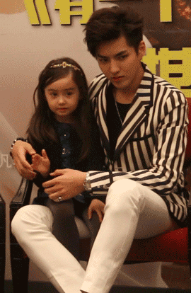 其实吴亦凡也是一个温暖的大男孩,他有一次在节目中和粉丝通话,搞怪