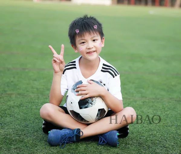 重庆踢足球男生帅吗女生，重庆踢足球男生帅吗女生
