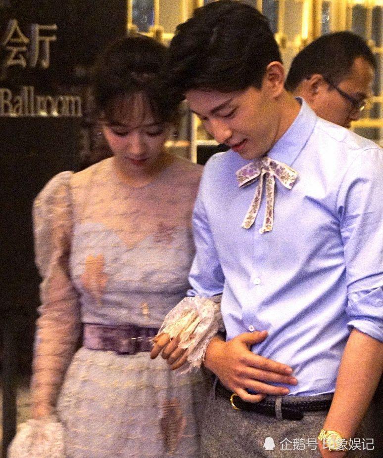 杨紫跟邓伦罕见现身活动十指紧扣 网友:秦俊杰