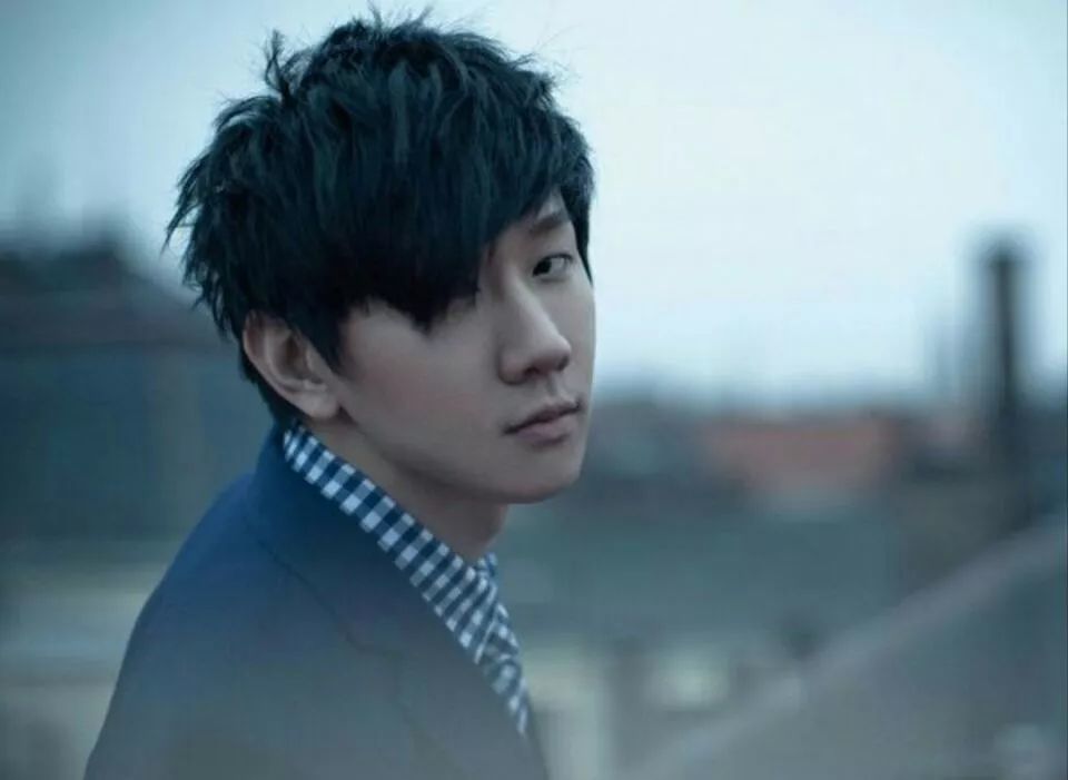 林俊杰和梁静茹一样是马来西亚人,华语乐坛创作型男歌手,2004年因唱