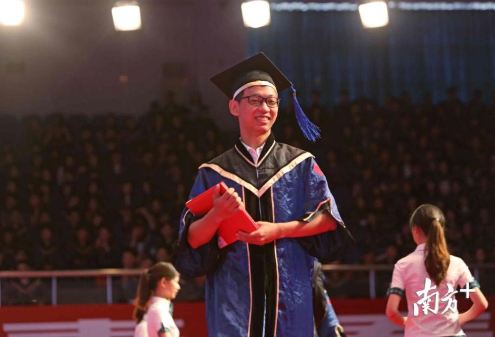 抖音热歌、网络热词 深大校长李清泉的毕业致