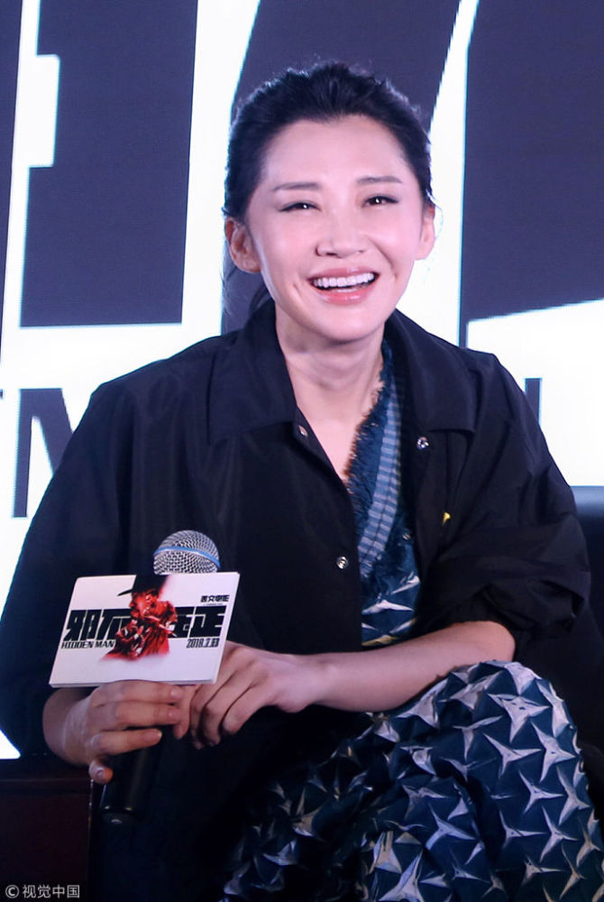 许晴昆明宣传受访很率性 彭于晏变身表情包吐舌卖萌撩